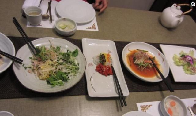  差别|韩国人请客所吃得大餐与韩剧里有些差别，一桌子菜却不知道吃啥