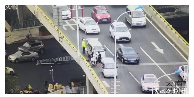 驶人刘某|扣12分!路上车子抛锚,昆明司机竟下车做了这事……