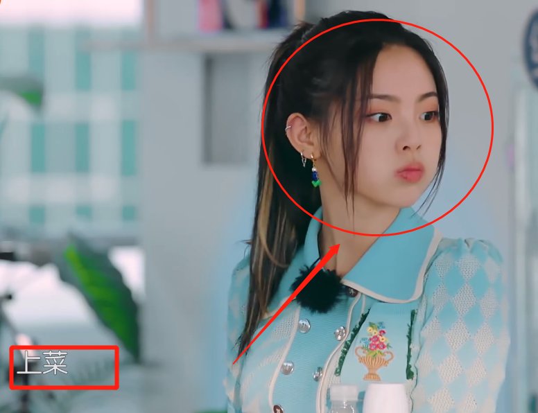 节目|杨超越节目上热菜不用毛巾,看清刘宇宁的反应,教养是装不出来的