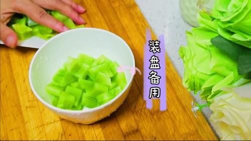  自制|好吃到停不下来的花椒鸡，又麻又辣，配一口自制咸菜，绝了！