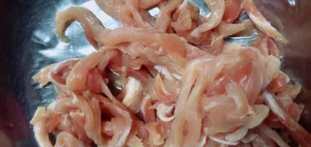  疙瘩|教你做疙瘩咸菜炒肉丝，做法十分简单，做出来香辣咸鲜清脆爽口