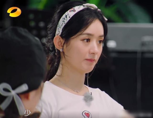 赵丽颖|中餐厅请特殊嘉宾表演节目,有谁注意赵丽颖在干啥?情商确实不高