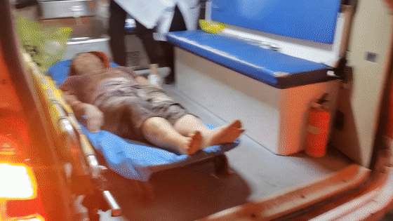  民宅|午夜惊魂！龙口一重型货车“闯”进民宅，司机被困……