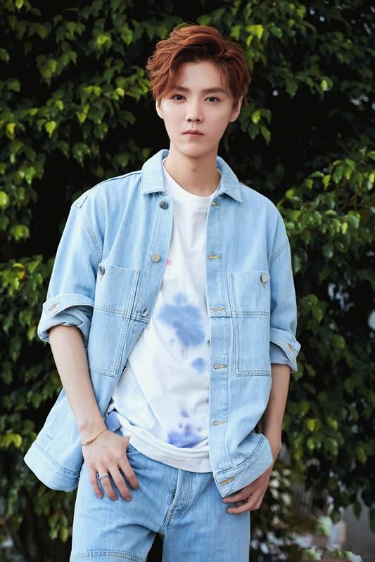  鹿晗|鹿晗拍写真，穿紫色套头衫搭翻领衬衫，俨然一个俊小伙模样！