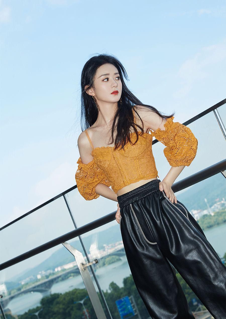  身材|赵丽颖出席《中餐厅》发布会，橙色露肩上衣显身材，拿手菜被曝光