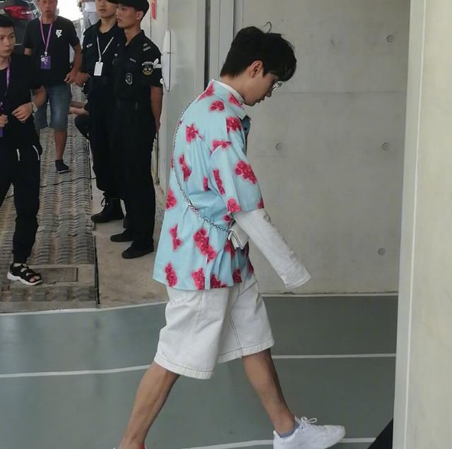  瞩目|《小巨人运动会》最新路透，许佳琪手拿道具剑，郑希怡发际线瞩目