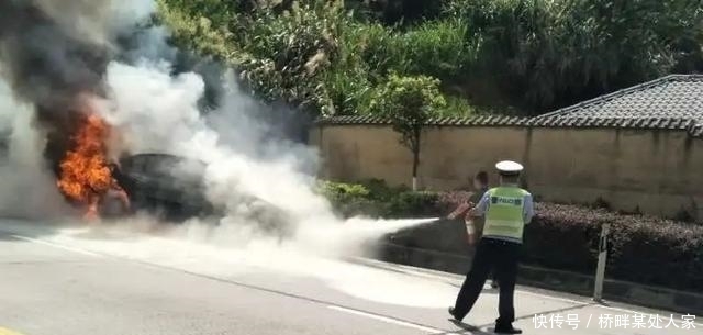  小车|惊险！疾行小车失控起火，司乘人员命悬一线！警察一招扭转“绝境”！