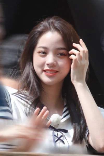  美少女|娜比吴宣仪同是美少女，同框后颜值不相上下，生图对比肤色太真实