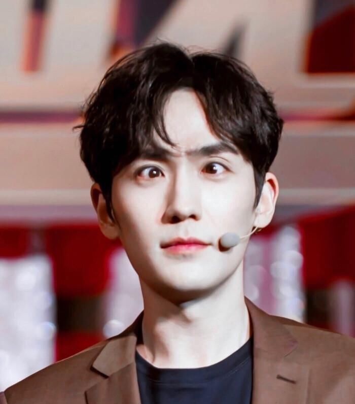  预售|朱一龙入围金鹰奖，预售杂志明天开抢？小笼包们忙并快乐着