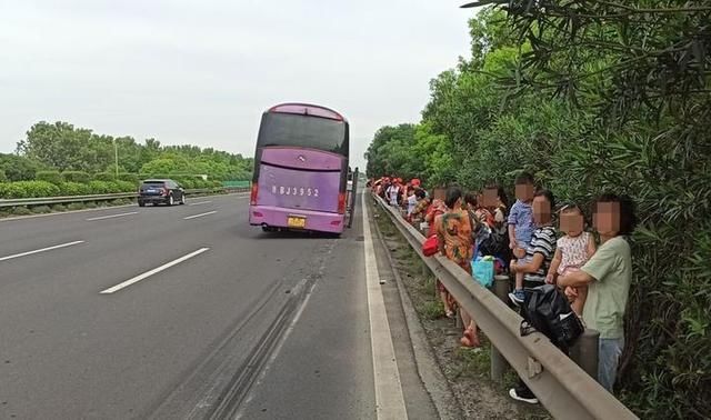  大巴车|开车必看！高速突遇爆胎，大巴车司机做了这件事，几十位乘客安然无恙！