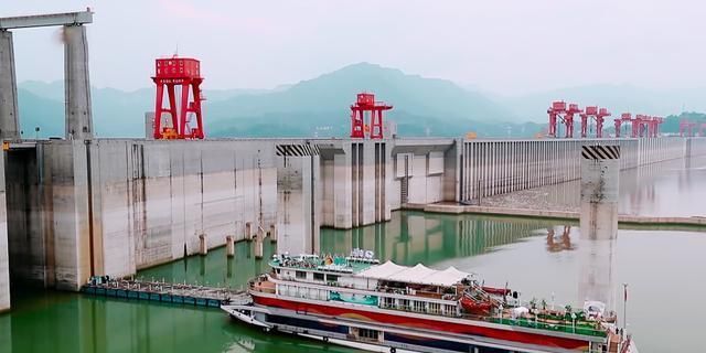  登上|《中餐厅》登上《光明日报》，第一期就被官媒安利，凭的是什么？