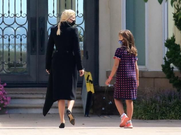  路线|伊万卡开始走亲民路线，大女儿成黑胖妞，穿裙子暴露小短腿