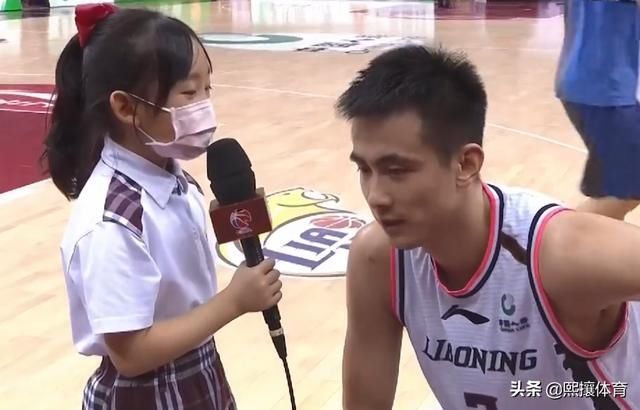  胡明轩|太可爱！CBA小记者采访赵继伟却弄错名字，对他喊道：胡明轩哥哥