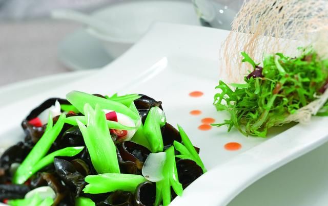  学会|学会这样做芹菜拌木耳，营养美味超下饭，吃一次就让人念念不忘