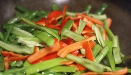 1勺牛肉酱|这菜百吃不厌,多加了1勺酱,味道大大提升,又香又好吃,很下饭