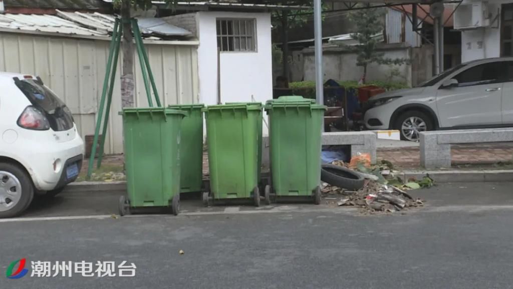 路段|潮州福安路段道路中间停放着近10辆私家车，把路面当成了自己的停车场