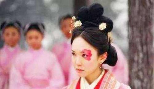 金字塔|皇帝是白痴，皇后是丑女，这对绝配是如何登上金字塔尖的