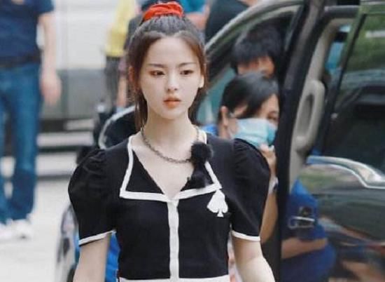  杀青|赵丽颖、杨超越谁的地位高？《中餐厅》杀青照中的站位一目了然