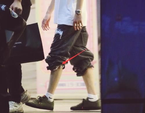 裤腿|王一博防出糗挽裤腿,系蝴蝶结瘸腿走路,看到粉丝装酷营业打招呼