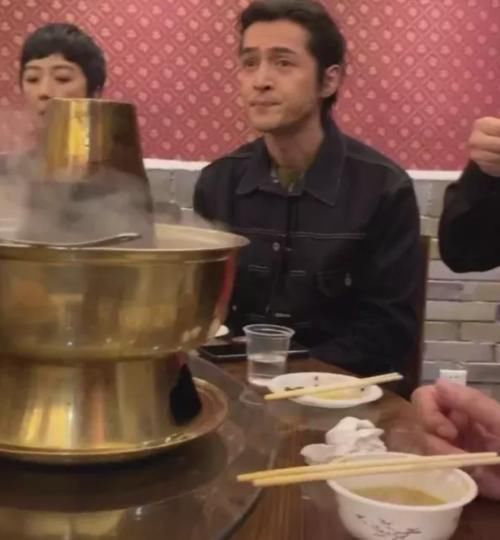  胡歌|胡歌在外吃饭被偶遇，关掉美颜滤镜只看生图，38岁的他还是你男神吗？