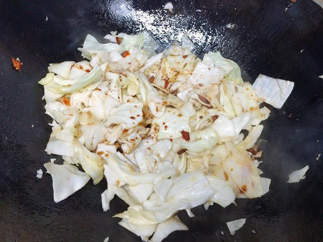  香甜|卷心菜想要好吃，别直接下锅炒，多加1个小妙招，香甜脆爽味道好