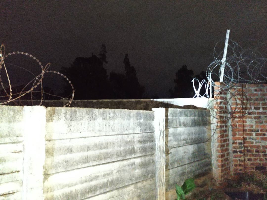 撂倒|华人男子与大批劫匪交火，叼着烟连开十枪，撂倒一人后叫警察洗地