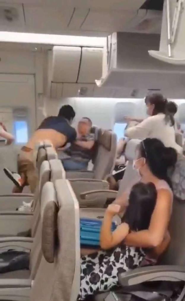  东航|东航回应机舱内2名旅客打架，东航回应：调解后分别离开