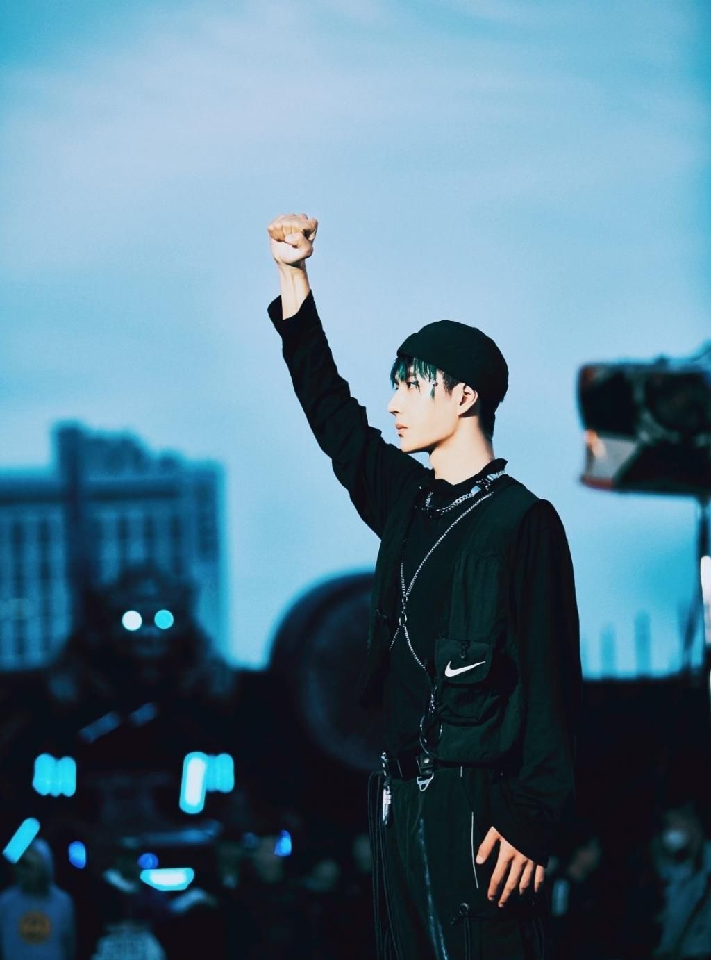  地方|王一博，从街舞圈走出来的小孩，终于又回到了原来的地方