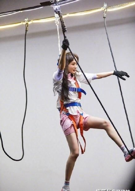  杨幂|邓伦高桥展示惊人臂力，杨幂恐高却想出新方式通过，运动强还聪明