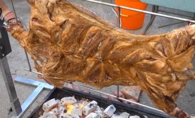 强大|据说新疆人民的烤全羊很强大看完巴基斯坦人民的烤全羊,网友很远