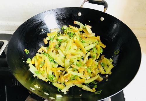 麻辣|西瓜皮您会吃吗?教您一道不花钱的开胃小菜,麻辣鲜香,超下饭