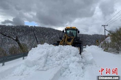  中国雪乡|亚雪公路经昼夜清雪恢复通行：游客顺畅往返雪乡