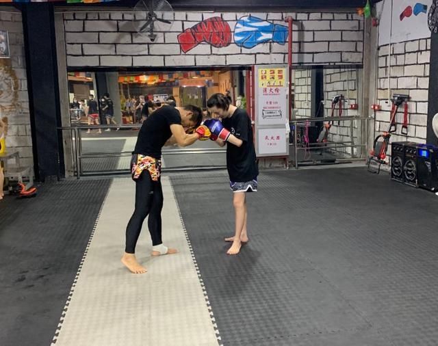  华拳|昔日兄弟反目成仇？赖神与吕德华拳馆决斗，瓜妹在旁＂煽风点火＂