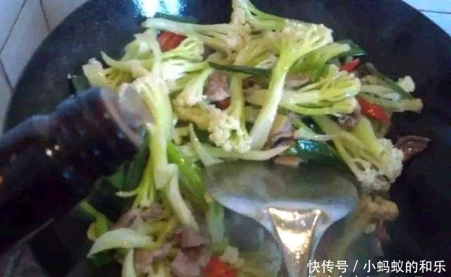入锅中|炒花菜时,万万别直接下油锅!多加“1步”,花菜又香又脆!