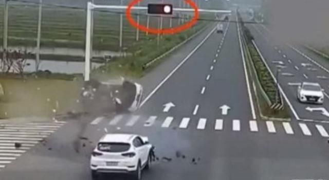  救护车|SUV正常行驶，撞翻闯红灯救护车，交警：救护车全责