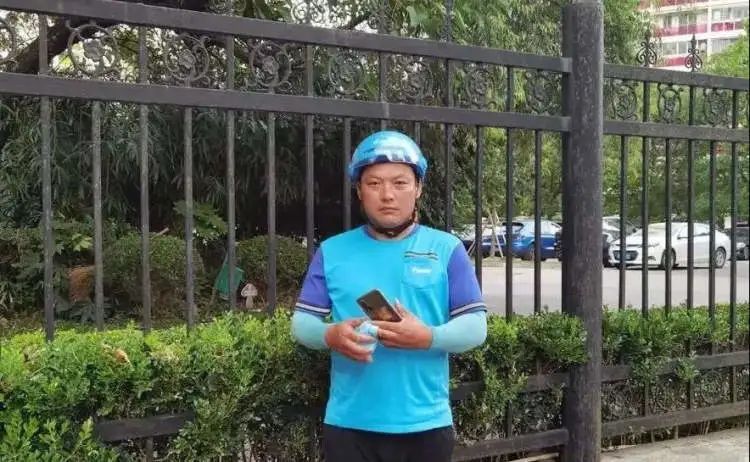 霸气|消防车被堵,外卖小哥上海街头霸气指挥交通,被重奖了