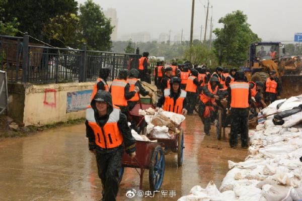 为迎接长江2号洪峰|任务完成后，他们露出最美的笑容