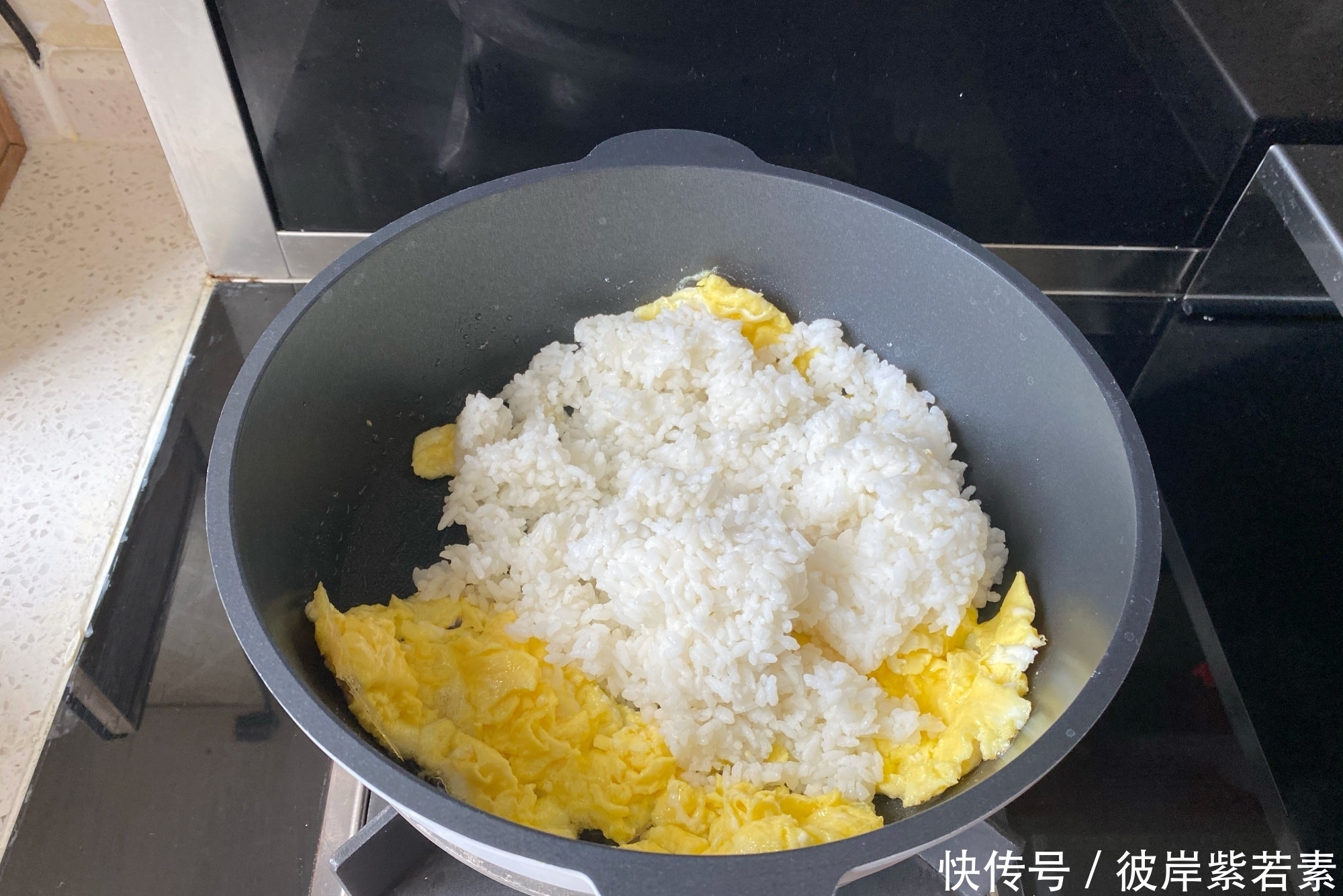 做法|做酱油炒饭时,酱油不要直接加,教你正确做法,粒粒分明又入味