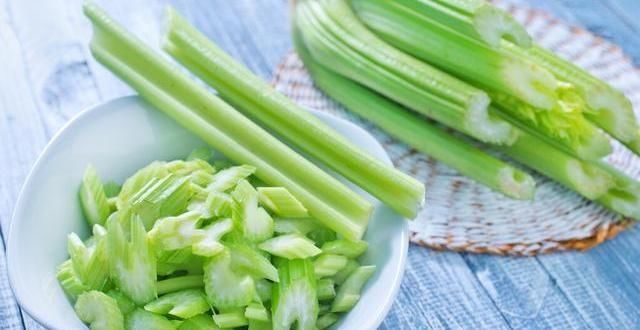 辣椒|炒芹菜时,有人焯水有人直接炒?大厨:都不对,教你正确做法