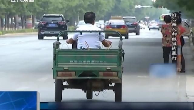 暴打|55岁大爷机动车道上救孩子，却被对方家长持砍刀暴打：谁叫你抱我家小孩