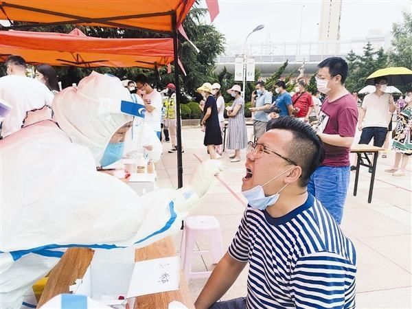  医护人员|医护人员在大连各采样点展开拉网式核酸检测