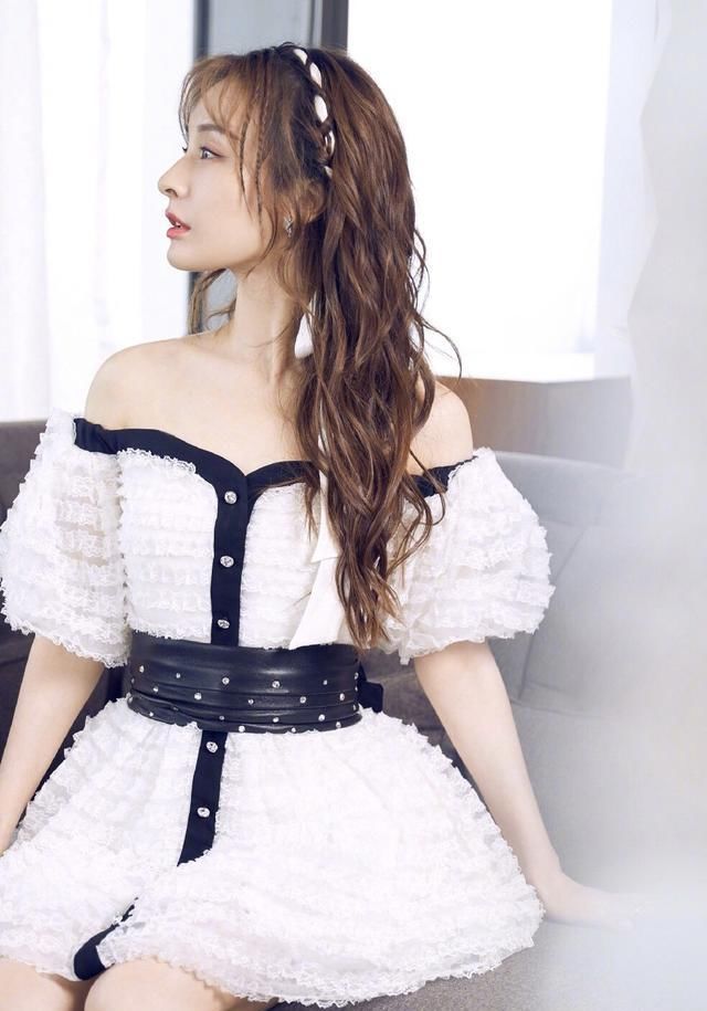  搭配|37岁的吴昕，其实很有女团范儿，黑白小礼裙造型太甜美