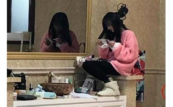 再现|郑爽节目现场再现低素质:脚踩坐椅玩手机,被称最尴尬领笑员