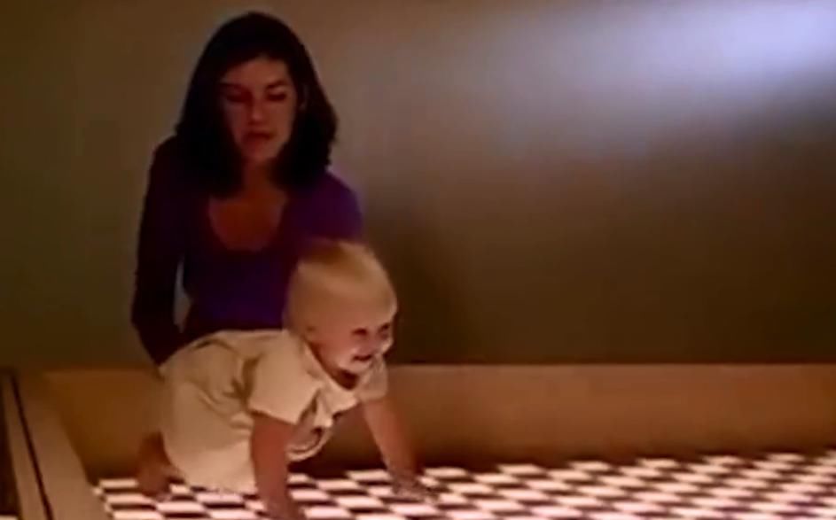  视觉|美国专家让婴儿在“视觉悬崖”上爬行，结果如何？