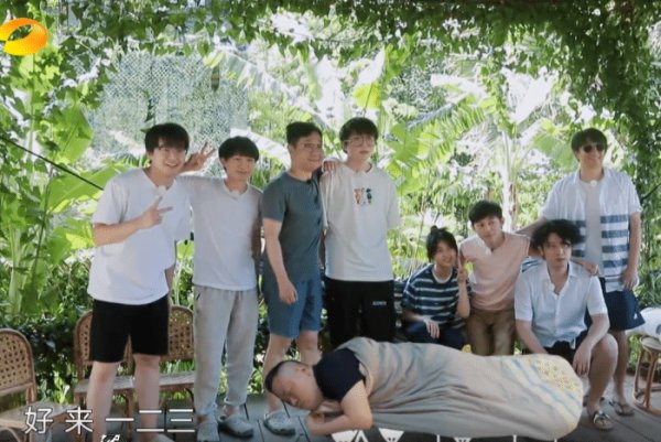  向往|《向往的生活》重大失误：何炅带头挖藕，为节目效果而糟蹋粮食