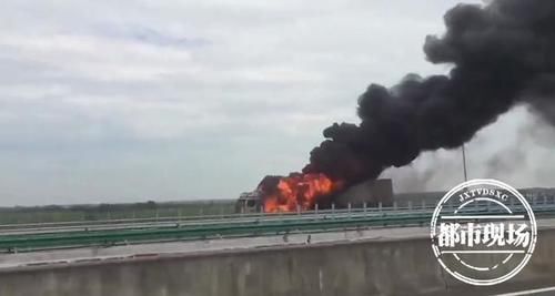  高速|吓人！“火车”开上高速，司机却毫不知情