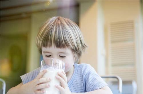  牛奶|同样都是牛奶，“纯牛奶”和“鲜牛奶”有啥区别？以后别再买错了