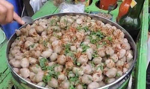 大姐|大姐校门口卖“稀罕小吃”,一元一个小圆球,2小时就卖光了!