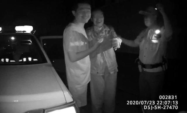  民警|8旬老人带刀走失 辖区民警及时救助