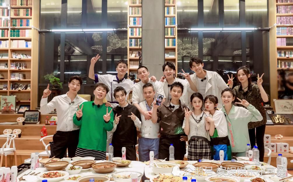  颜值|《中餐厅》杀青，李浩菲晒与赵丽颖杨超越合照，大眼滤镜考验颜值